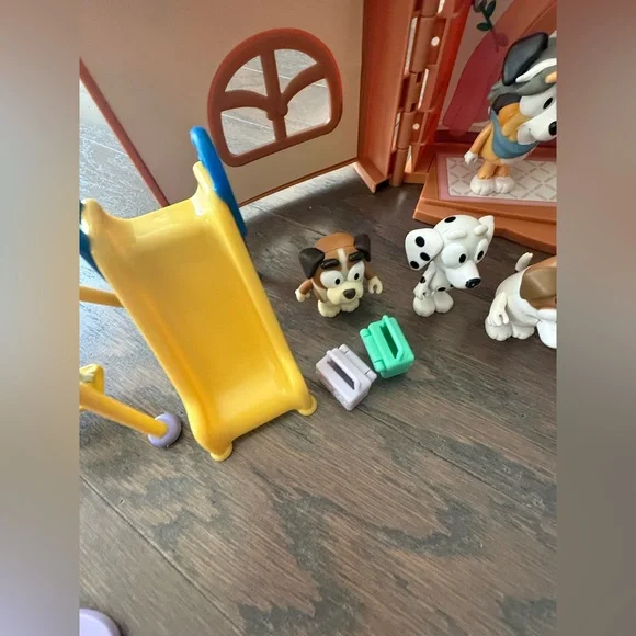 Disney Bluey School Friends figures playset Calypso playground lunch box stage - Picture 3 of 16